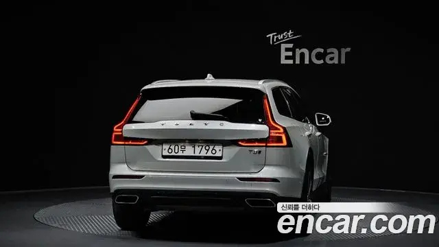 Volvo V60 Cross Country 2019 — Photo 1/20