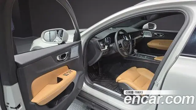 Volvo V60 Cross Country 2019 — Photo 8/20
