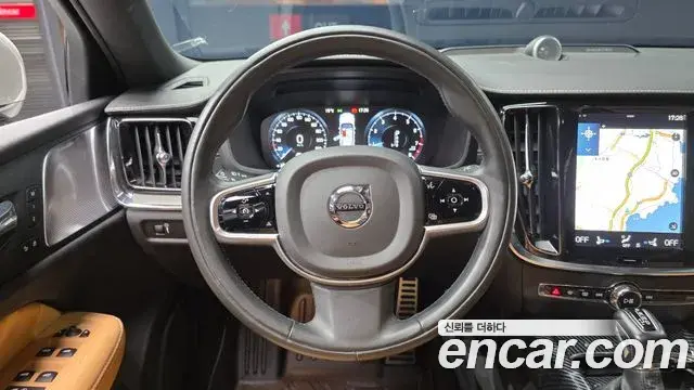 Volvo V60 Cross Country 2019 — Photo 18/20
