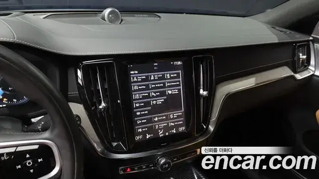 Volvo V60 Cross Country 2019 — Photo 12/20