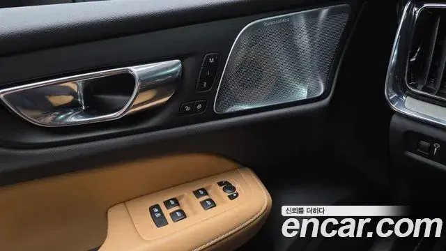 Volvo V60 Cross Country 2019 — Photo 17/20