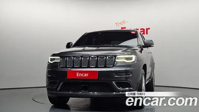 Jeep Grand Cherokee 2018 — ფოტო 20/33