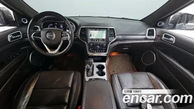 Jeep Grand Cherokee 2018 — ფოტო 14/33