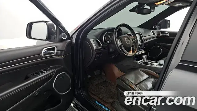 Jeep Grand Cherokee 2018 — ფოტო 30/33