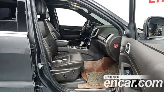 Jeep Grand Cherokee 2018 — ფოტო 4/33