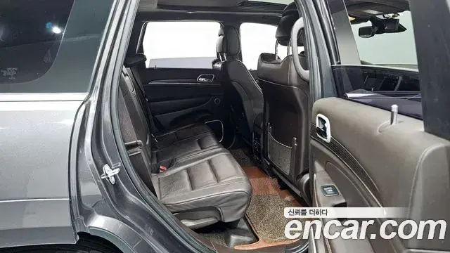 Jeep Grand Cherokee 2018 — ფოტო 27/33
