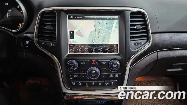 Jeep Grand Cherokee 2018 — ფოტო 29/33