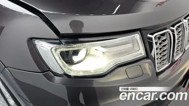 Jeep Grand Cherokee 2018 — ფოტო 23/33
