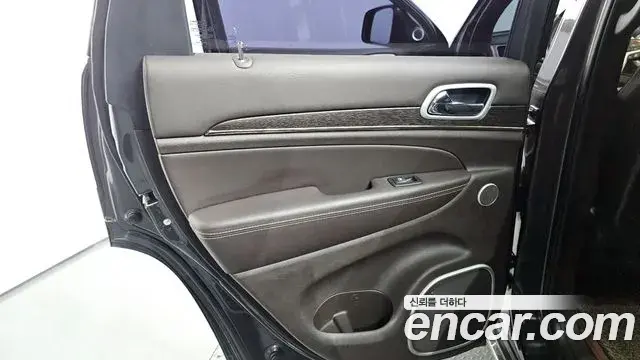 Jeep Grand Cherokee 2018 — ფოტო 7/33