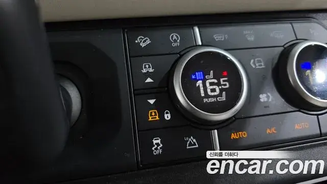 Land Rover Defender 2023 — Photo 19/32