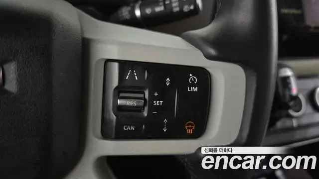 Land Rover Defender 2023 — Photo 30/32