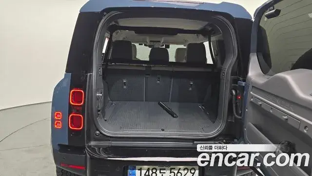 Land Rover Defender 2023 — Photo 10/32