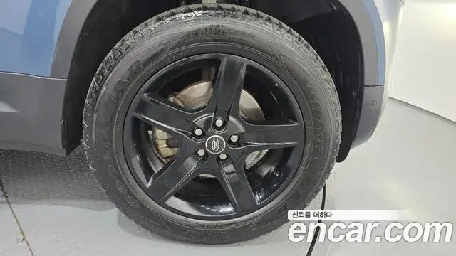 Land Rover Defender 2023 — Photo 28/32