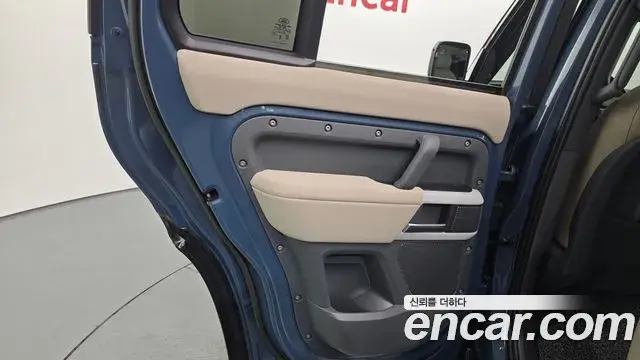 Land Rover Defender 2023 — Photo 17/32