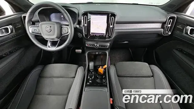 Volvo XC40 2025 — ფოტო 15/20