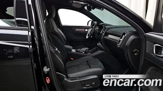 Volvo XC40 2025 — ფოტო 18/20