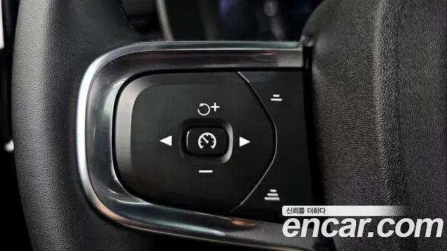 Volvo XC40 2025 — ფოტო 2/20