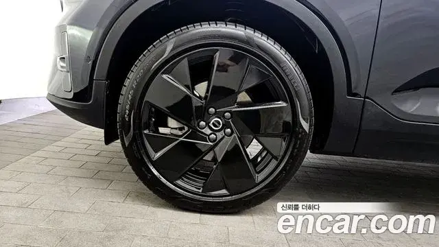 Volvo XC40 2025 — ფოტო 17/20