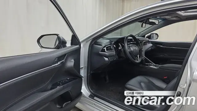 Toyota Camry 2018 — Şəkil 10/20