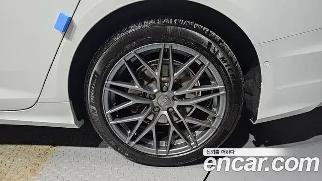 Audi A6 2020 — ფოტო 29/32