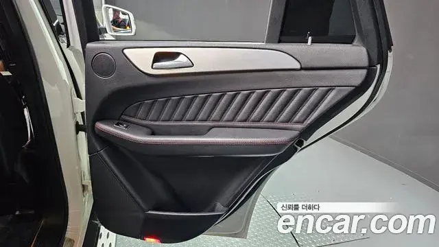 Mercedes-Benz GLE-Class 2018 — Şəkil 23/31