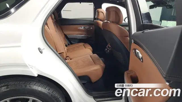 Genesis GV70 2022 — ფოტო 15/20