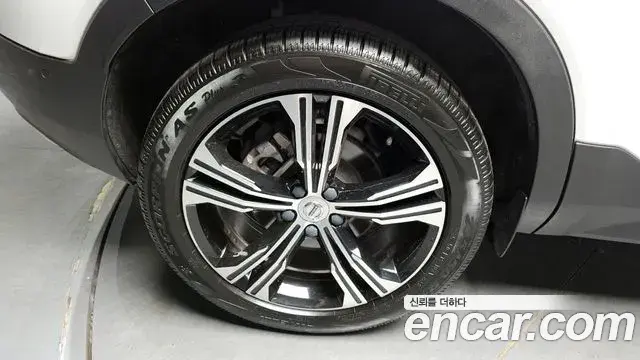 Volvo XC40 2019 — ფოტო 14/30