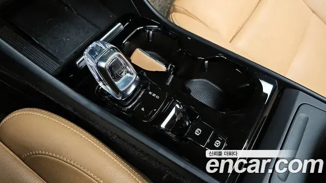 Volvo XC40 2019 — ფოტო 27/30
