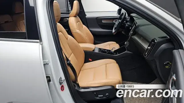 Volvo XC40 2019 — ფოტო 13/30
