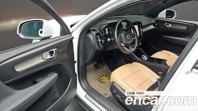 Volvo XC40 2019 — ფოტო 21/30