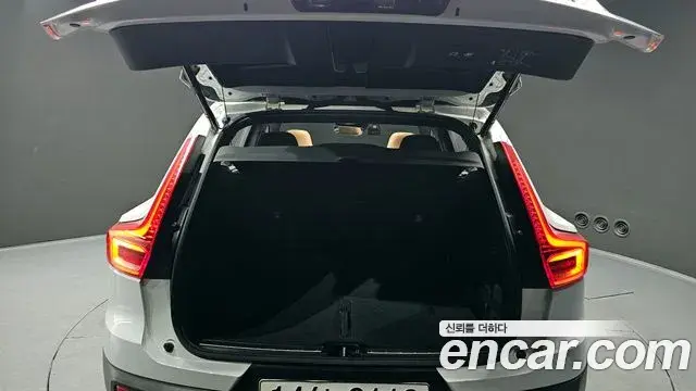 Volvo XC40 2019 — ფოტო 10/30