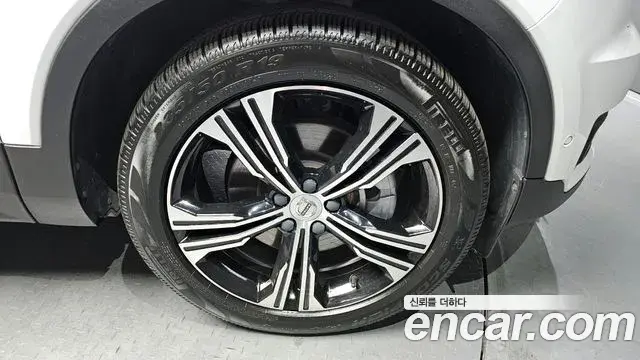 Volvo XC40 2019 — ფოტო 25/30
