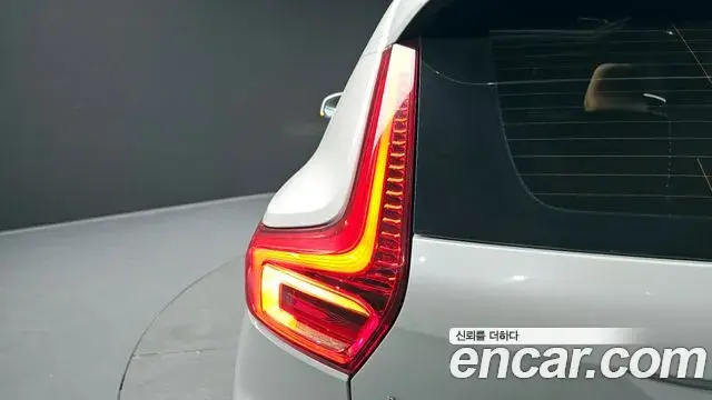 Volvo XC40 2019 — ფოტო 23/30
