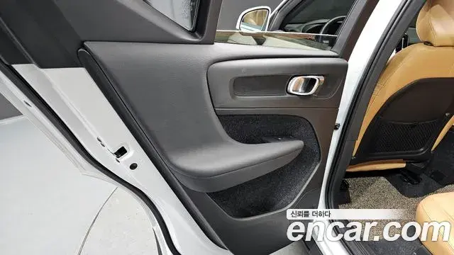 Volvo XC40 2019 — ფოტო 26/30