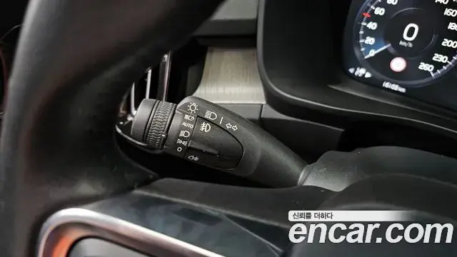 Volvo XC40 2019 — ფოტო 29/30
