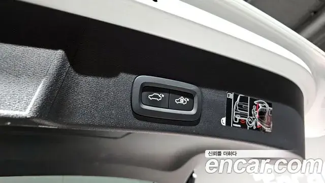 Volvo XC40 2019 — ფოტო 19/30