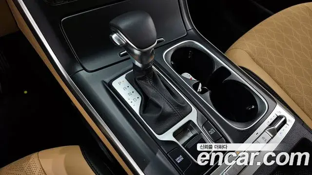 Kia Carnival 2023 — ფოტო 5/20