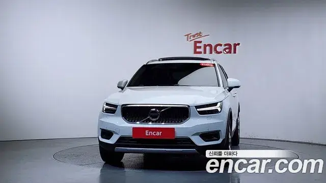 Volvo XC40 2021 — Şəkil 26/33