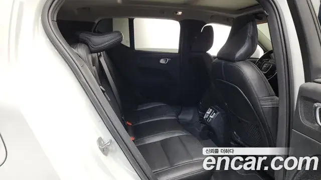 Volvo XC40 2021 — Şəkil 5/33