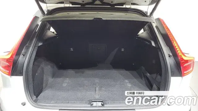 Volvo XC40 2021 — Şəkil 32/33