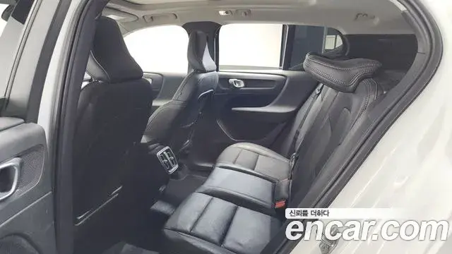 Volvo XC40 2021 — Şəkil 28/33