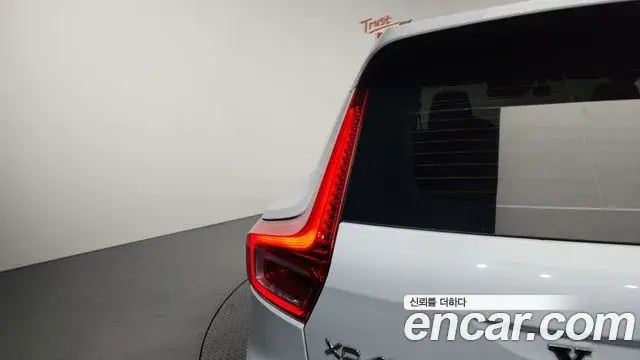 Volvo XC40 2021 — Şəkil 19/33