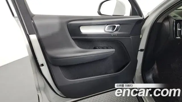 Volvo XC40 2021 — Şəkil 17/33