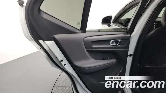 Volvo XC40 2021 — Şəkil 30/33