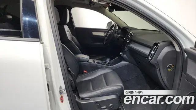 Volvo XC40 2021 — Şəkil 31/33