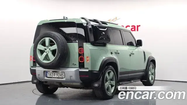 Land Rover Defender 2023 — Photo 8/36