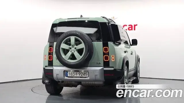 Land Rover Defender 2023 — Photo 27/36