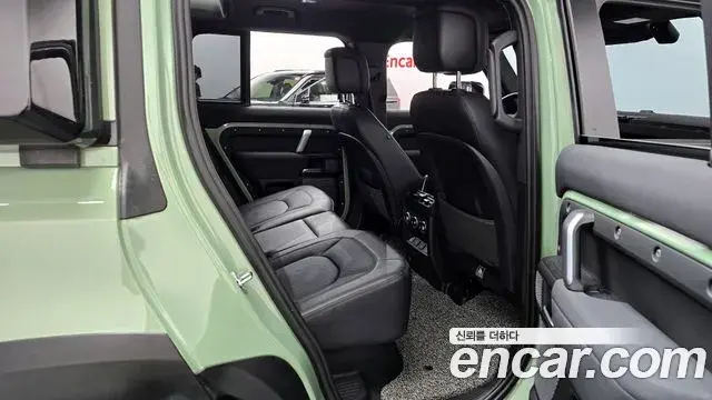 Land Rover Defender 2023 — Photo 14/36