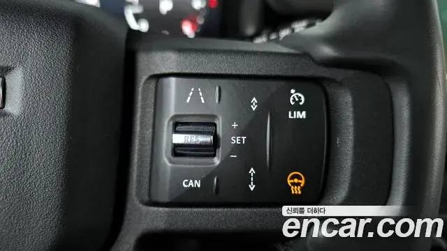 Land Rover Defender 2023 — Photo 16/36