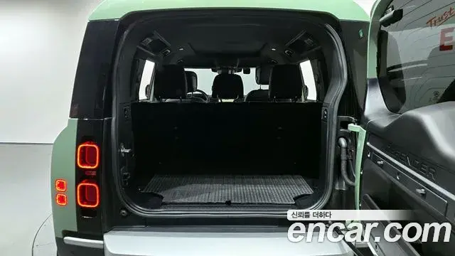 Land Rover Defender 2023 — Photo 22/36